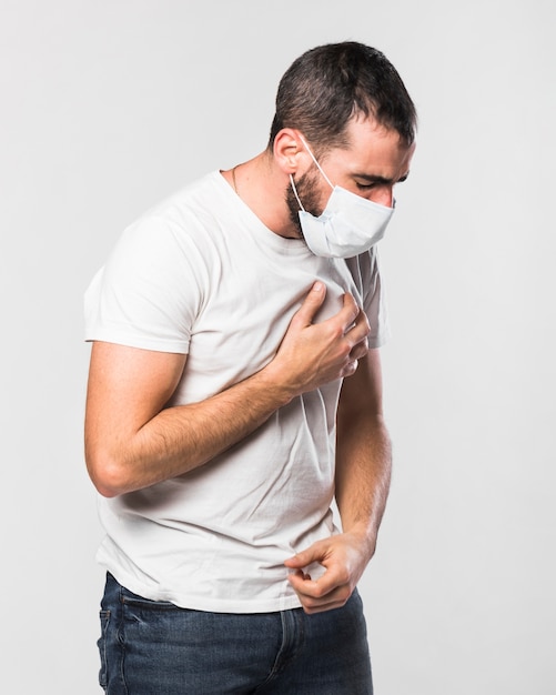 Photo portrait of sick adult male with face mask