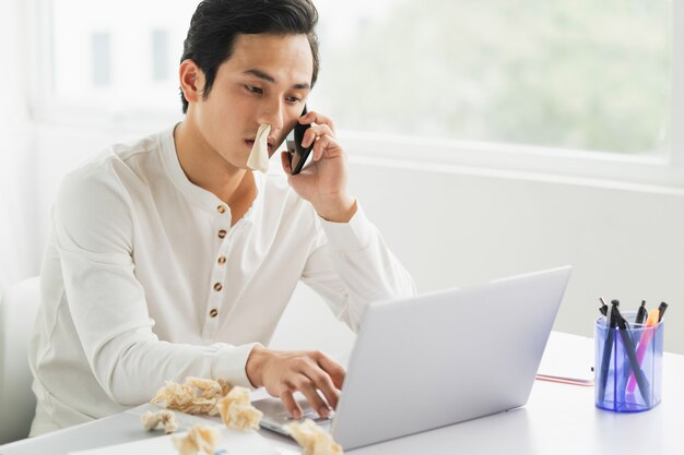 피곤한 얼굴로 일하러 가야하는 아픈 남성 직원의 초상화