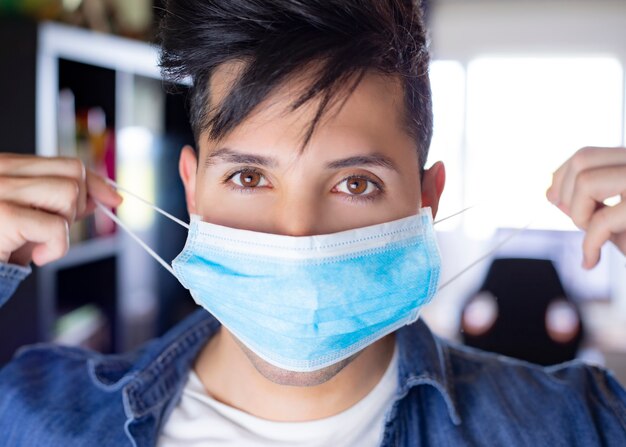 Photo portrait of a sick man with medical mask. coronavirus concept. covid-19 protect your health.