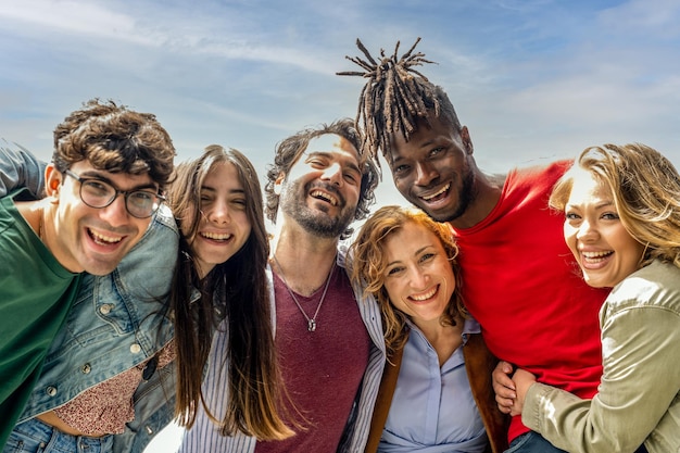 Photo portrait of six people smiling in front of the camera on sunny day multiracial group of friends having fun moments