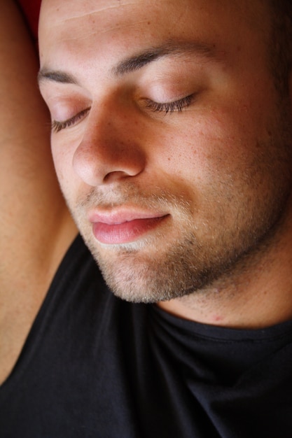 Photo portrait of sleeping man