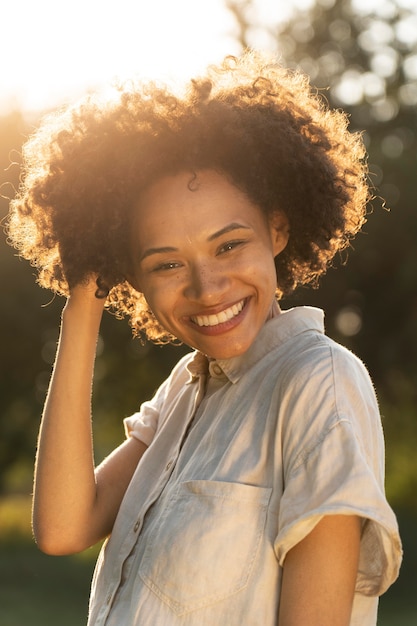 Портрет счастливой женщины смайлик на открытом воздухе в солнечном свете