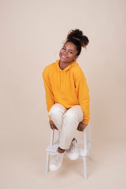 Photo portrait of smiley teenage girl wearing a sweatshirt