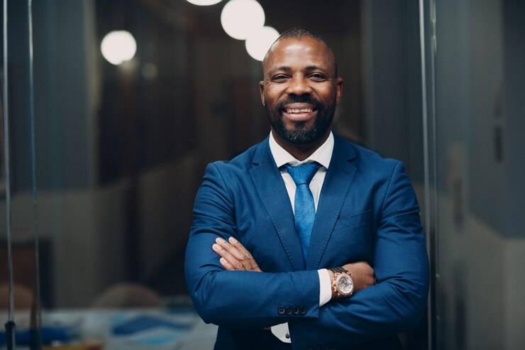 Photo portrait smiling african american businessman in blue suit in office