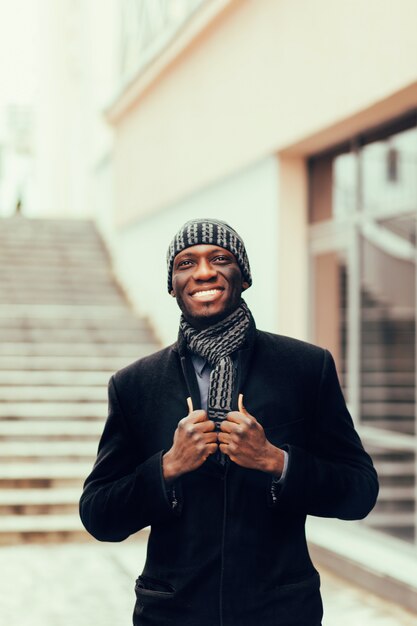 Портрет улыбающегося африканского бизнесмена