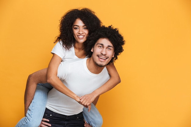 Ritratto di un uomo africano sorridente che trasportano fidanzata