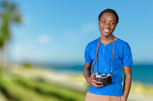 レトロなカメラで写真を作る笑みを浮かべてアフロアメリカンの男の肖像