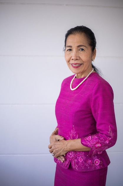 Портрет улыбающейся азиатской пожилой женщины