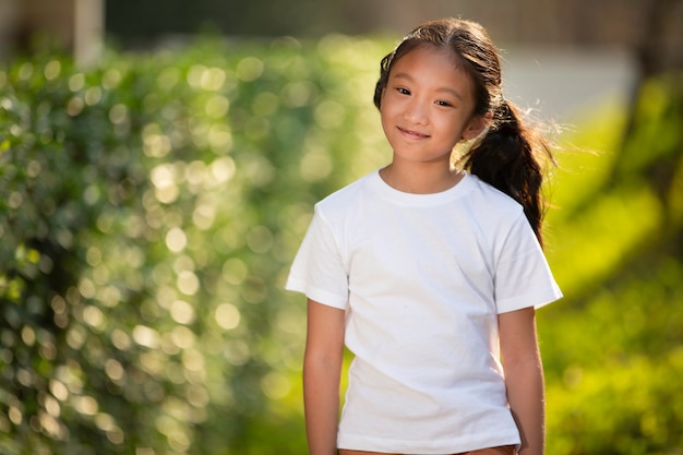 Foto ritratto di sorridente ragazza asiatica sorridente