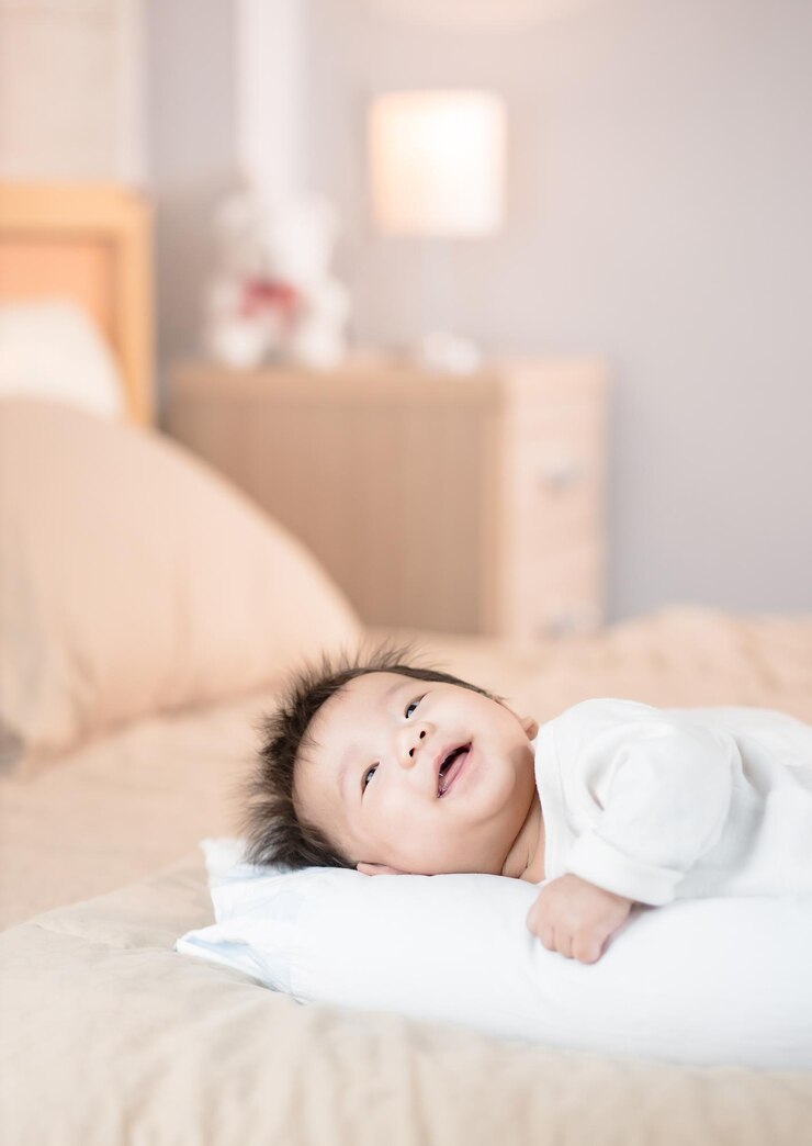 Photo 침실에 웃는 아기의 초상화