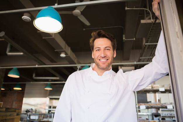 Photo portrait of a smiling baker standing