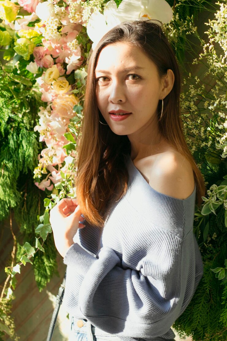 Photo 公園で笑顔の美しい女性の肖像画