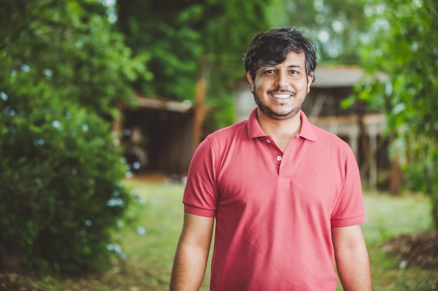 Photo portrait of smiling beautiful young male farmer