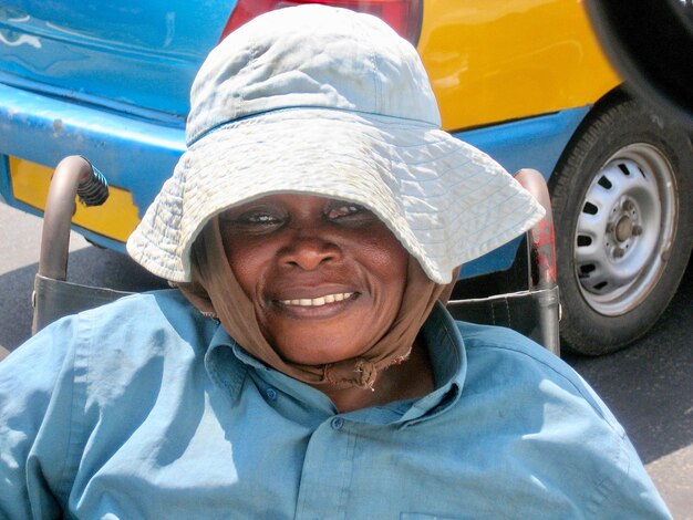 Foto ritratto di un mendicante sorridente