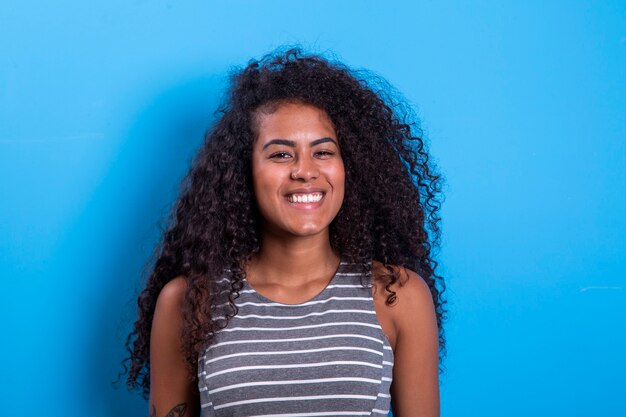 Ritratto di donna nera sorridente con acconciatura afro