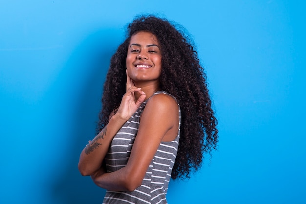 Ritratto di donna nera sorridente con acconciatura afro