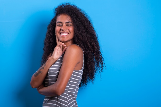 Ritratto di donna nera sorridente con acconciatura afro