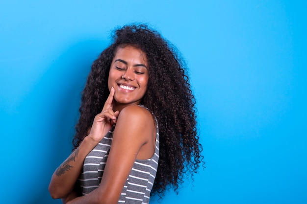 Ritratto di donna nera sorridente con acconciatura afro