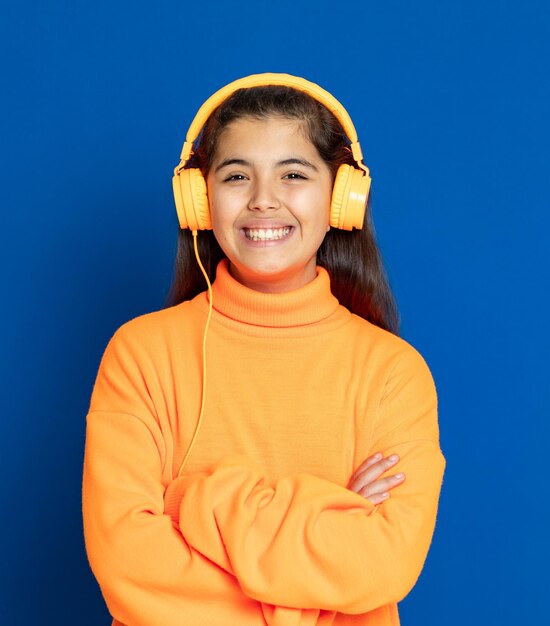 Photo portrait of smiling boy against blue background