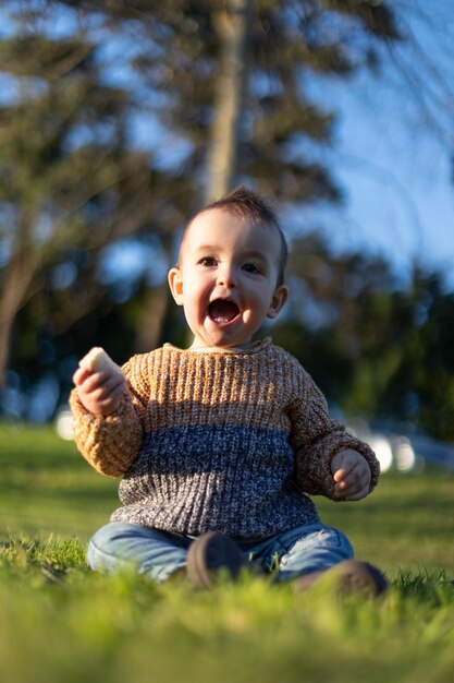 Foto ritratto di un ragazzo sorridente sul campo