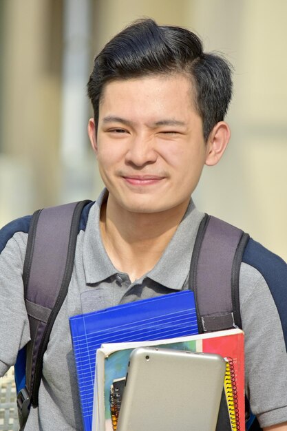 Foto ritratto di un ragazzo sorridente con un libro in mano