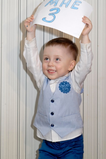 Photo portrait of smiling boy holding camera