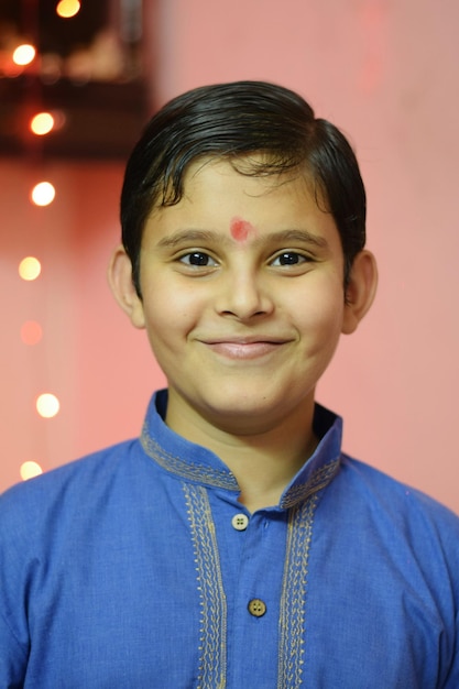 Photo portrait of smiling boy at home