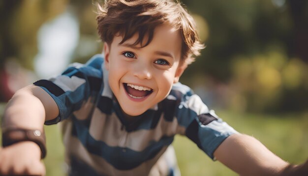 Photo portrait of smiling boy looking at camera while sitting on bench in park