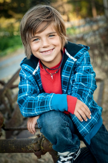 Foto ritratto di un ragazzo sorridente nel parco