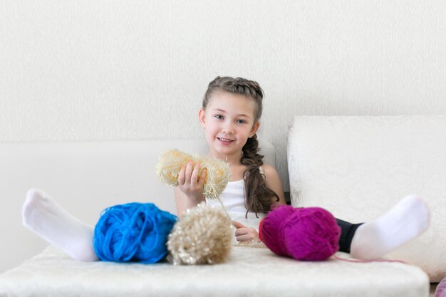 Photo portrait of smiling boy sitting on sofa