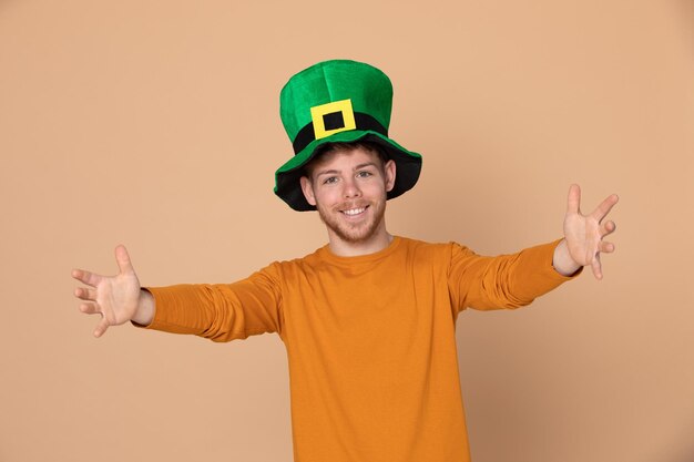 Photo portrait of smiling boy standing against orange background