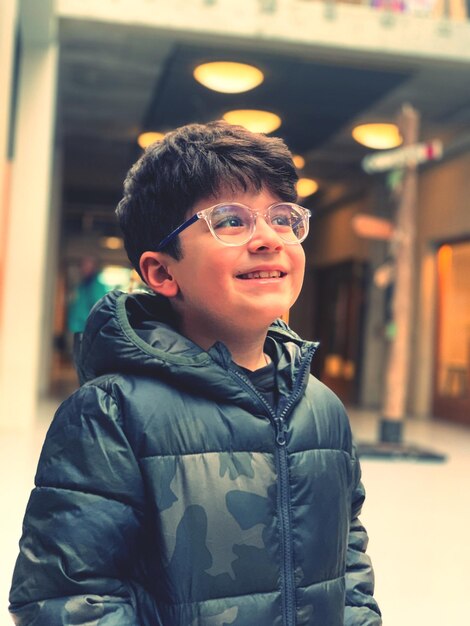 Photo portrait of smiling boy standing outdoors