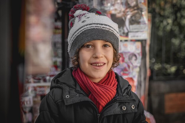 暖かい服を着た笑顔の少年の肖像画