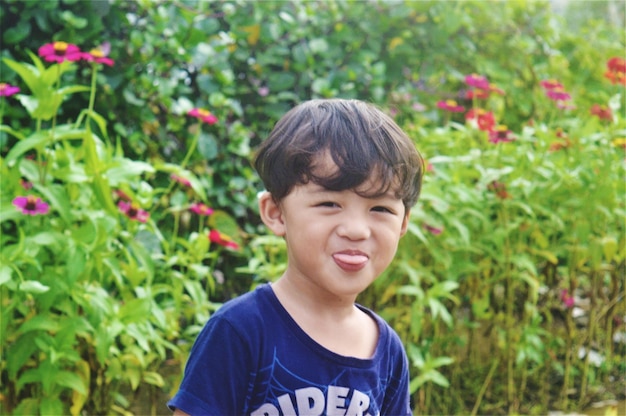 笑顔 の 少年 の 肖像