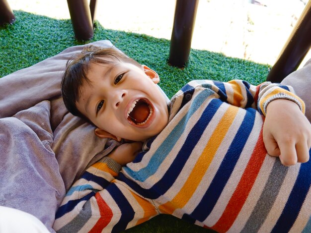 Photo portrait of smiling boy