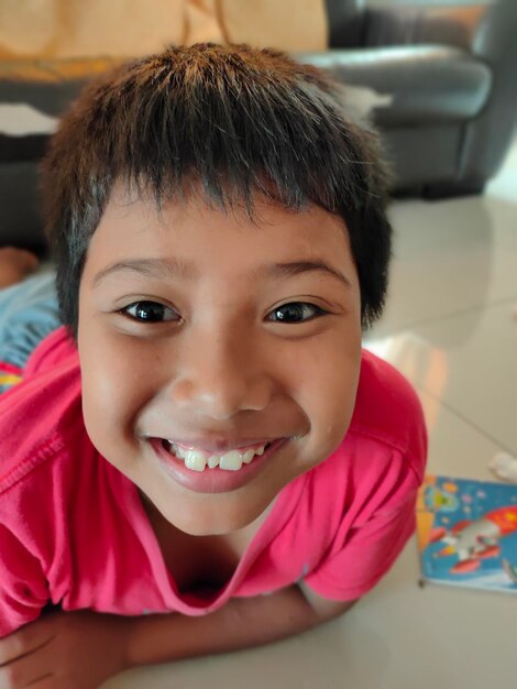 Photo portrait of smiling boy