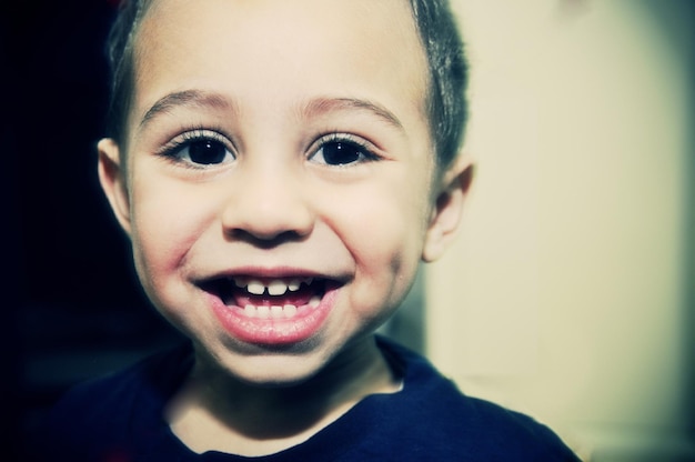 Photo portrait of smiling boy