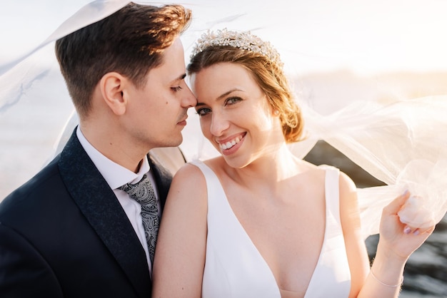 Photo portrait of smiling bride with groom