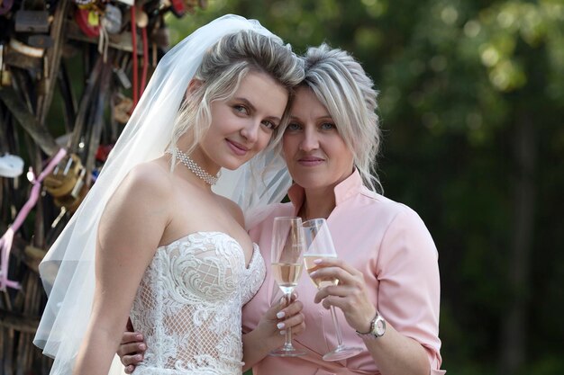 Foto ritratto di una sposa sorridente con la madre