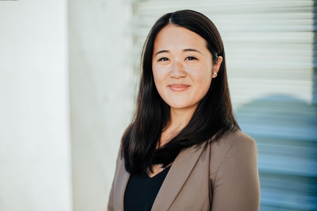 Photo portrait of smiling businesswoman standing in office