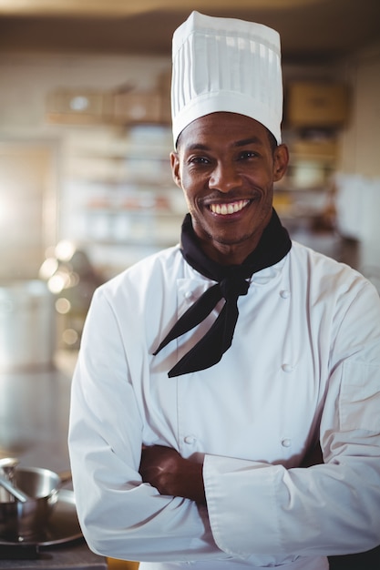 Photo portrait of smiling chef standing with arms crossed