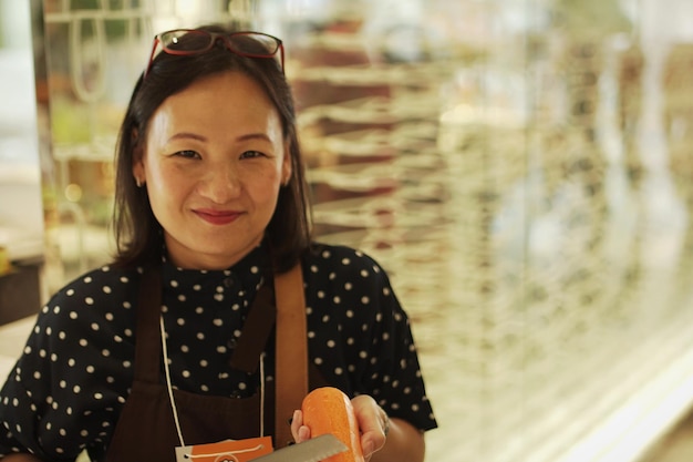 Photo portrait of smiling chef working in restaurant