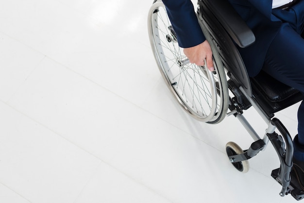 Photo portrait of a smiling colleagues standing behind the man sitting on wheelchair