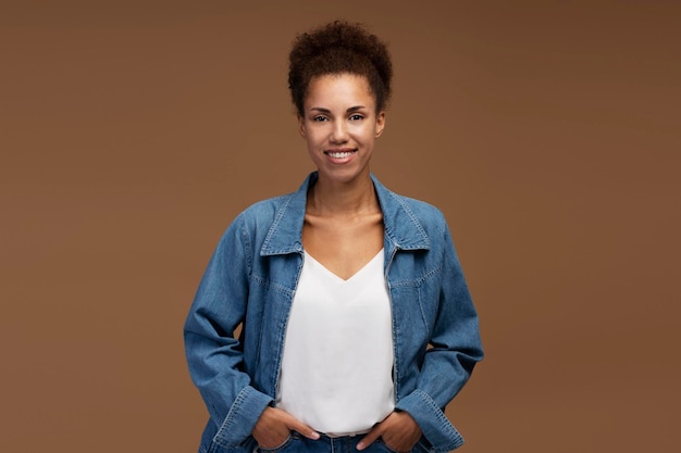 Photo portrait of smiling confident african american business woman looking at camera