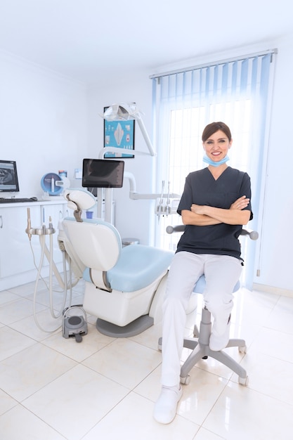 Foto ritratto di un dentista sicuro sorridente in clinica