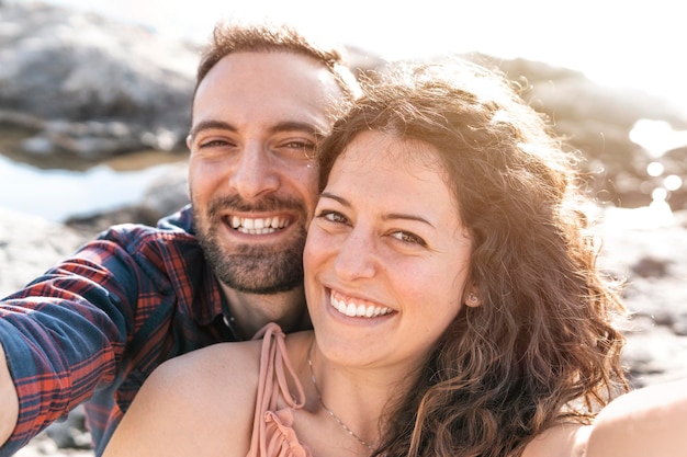 Photo portrait of smiling couple at beach