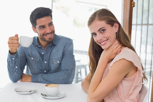 Foto ritratto di una coppia sorridente al coffee shop