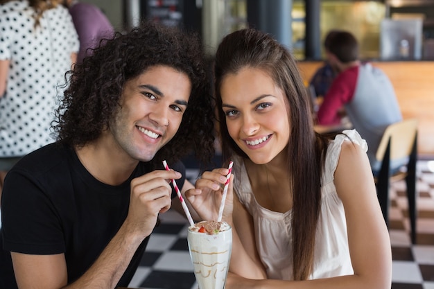 Портрет улыбающейся пары, пьющей в ресторане
