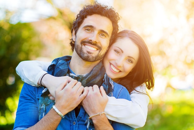 Foto ritratto di una coppia sorridente al parco