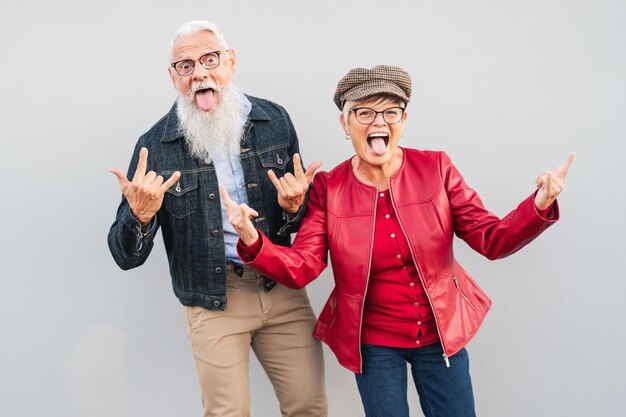 Photo portrait of smiling couple standing against gray background